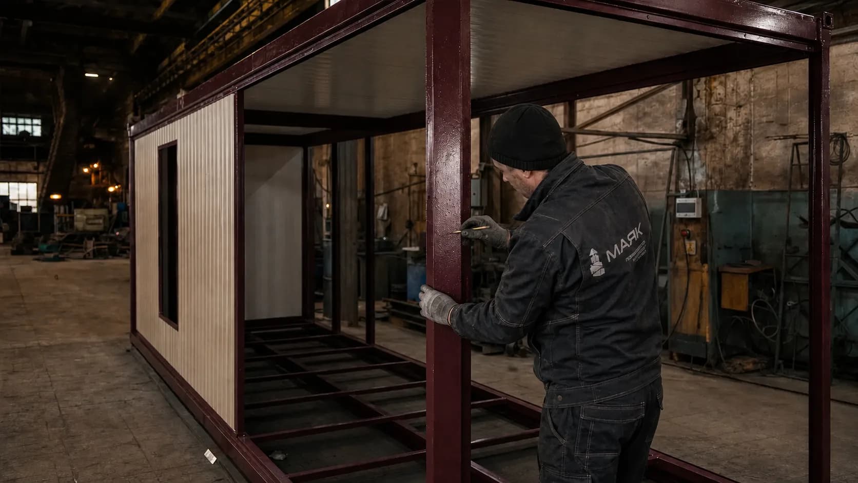 Специалист проверяет размеры готового блок-контейнера на производстве